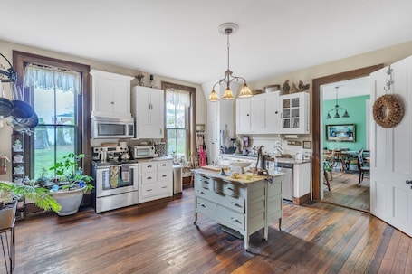 Room, 1 Bedroom | Private kitchen | Fridge, coffee/tea maker
