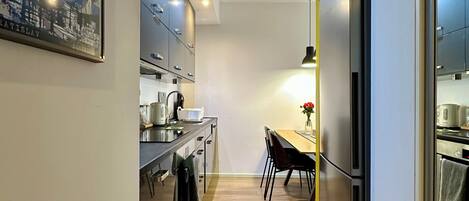 Fridge, oven, stovetop, dishwasher