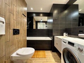 Haartrockner, Handtücher, Seife, Shampoo