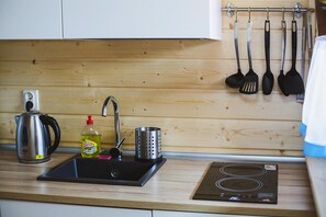 Bungalow | Eget kjøkken | Vannkoker, brødrister og høy barnestol