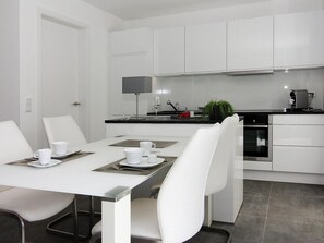 House | Private kitchen | Electric kettle, toaster, high chair - Ferienhaus im Maritimen Stil auf der Insel Usedom (Peenemünde)