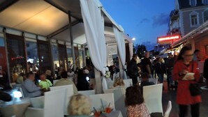 An outdoor restaurant with white canopies and tables. - Apartment in Misdroy Near Baltic Beach (Międzyzdroje)