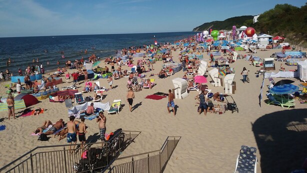 A crowded beach with numerous umbrellas and beach chairs. - Apartment in Misdroy Near Baltic Beach (Międzyzdroje)