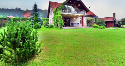 Comfortable, Large Holiday Home With a Garden
