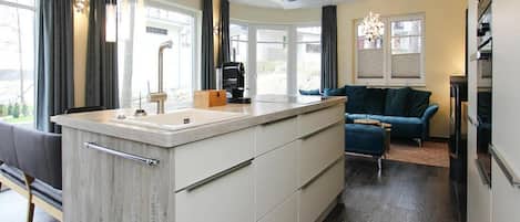 Villa | Eget kjøkken | Kokeplater, vannkoker, brødrister og høy barnestol