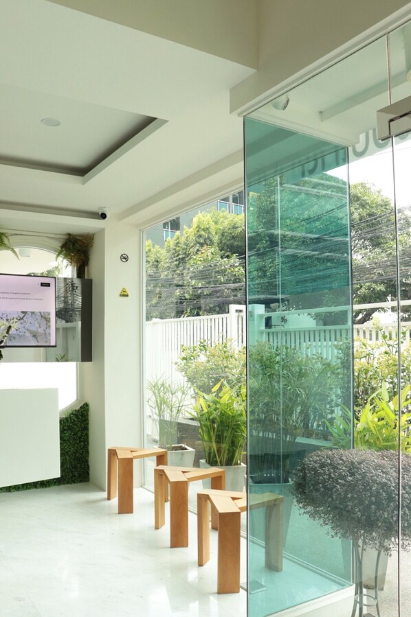 Coin salon dans le hall