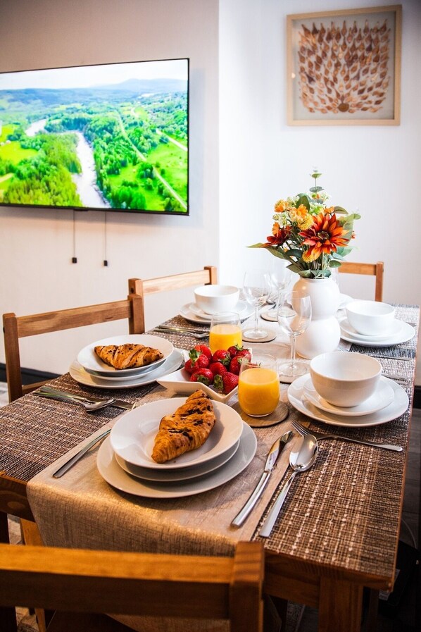 Dining - Entire home in Stoke-on-Trent. (Stoke-on-Trent)