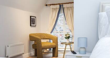 ESONGRACE Stays - Stylish quaint three bed home