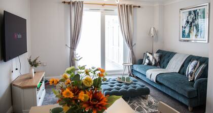 ESONGRACE Stays - Stylish quaint three bed home