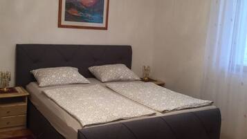 Apartment | 2 bedrooms, individually furnished, bed sheets
