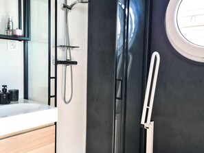 Mobile Home | Bathroom - Houseboat in Lazy by Lake Jamno (gmina Sianów)