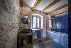 Douche, sèche-cheveux, serviettes fournies, savon
