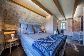 4 bedrooms, in-room safe, iron/ironing board, travel cot