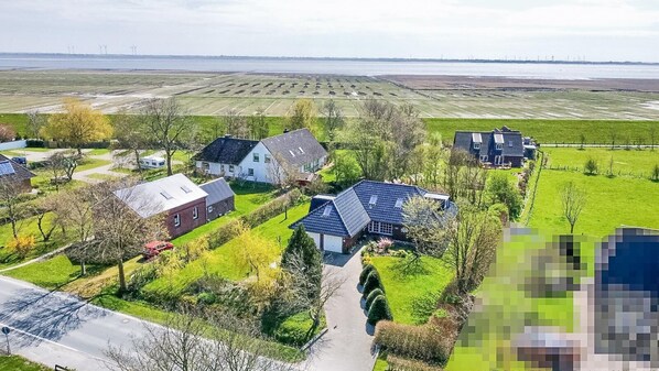 A residential area with houses, a road, and fields. - Haus in Fantastischer Lage auf Nordstrand (Nordstrand)