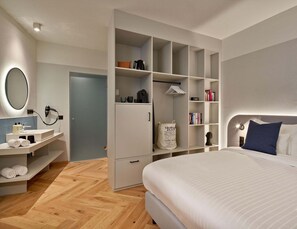1 habitación y tabla de planchar con plancha 