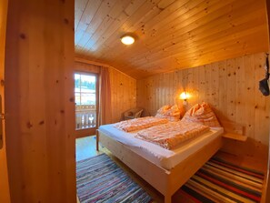 4 habitaciones, muebles diferentes y ropa de cama