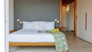 A neatly made bed with white linens, a green patterned throw, and two bedside lamps. - Residence Nautic Resort San Carlo, Gargnano (Gargnano)