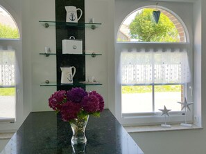 House | Private kitchen | Electric kettle, toaster, high chair - Ferienhaus mit Drei Badern in Dornumersiel (Dornum)