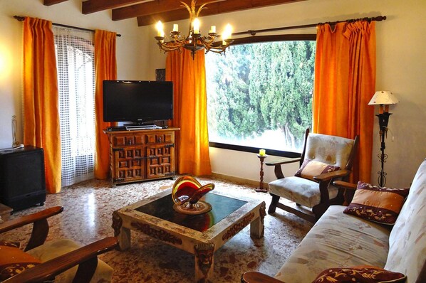 House | Living room | Fireplace - Holiday Home in Calpe With Private Pool (Calpe)