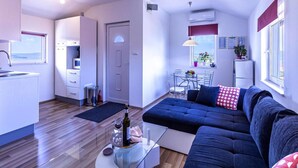 Eine moderne Wohnung mit Küche, Essbereich und Wohnzimmer.