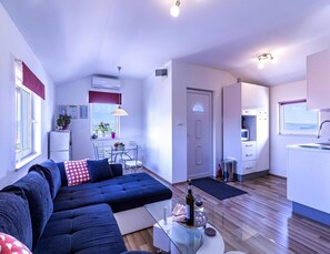 Living room - Apartment in Bilice Near Krka National Park (Bilice)