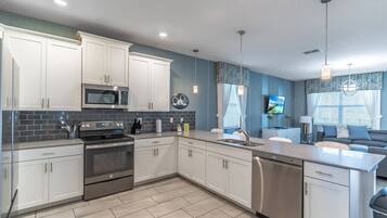 Een koelkast, een microgolfoven, een oven, een kookplaat