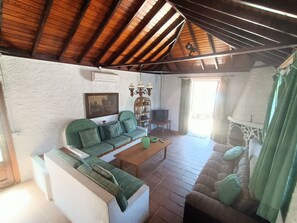 Bungalow | Living room | DVD player