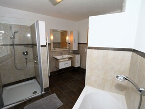 Apartment | Bathroom | Towels - Apartment in Hippach Near Mayrhofen Ski Area (Hippach)