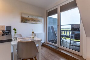Apartment | Private kitchen | Electric kettle, toaster - Holiday Apartment in Tumlauer Koog (Tumlauer Koog)