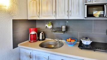 Rumah | Dapur pribadi | Ketel listrik, pemanggang roti, dan kursi makan untuk bayi
