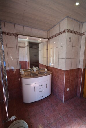 Serviettes fournies, papier toilette