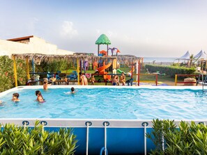 อพาร์ทเมนท์ | สระว่ายน้ำ | สระว่ายน้ำกลางแจ้ง