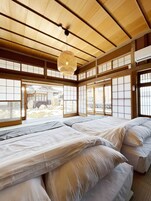 3 habitaciones y tabla de planchar con plancha 