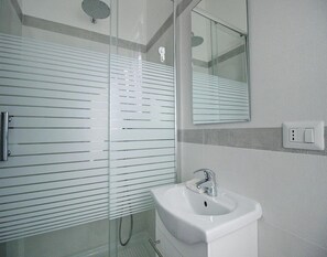 Apartment | Bathroom - Apartment in Ladispoli Near Tyrrhenian Sea (Ladispoli)