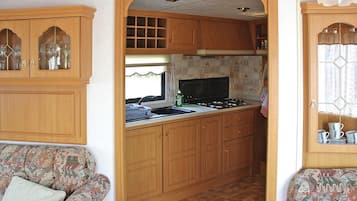 Bungalow | Private kitchen | Electric kettle, toaster, highchair