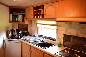 Bangalô | Cozinha privada | Chaleira elétrica, torradeira, cadeirão de bebê