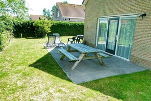 Outdoor dining - Bungalow in Breskens near Beach & Lighthouse (Breskens)