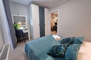 A bedroom with a bed, a desk, and a chair. - Spacious Apartment in Mielno With Private Terrace (Mielno)