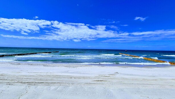 A beach with a clear sky and ocean waves. - Spacious Apartment in Mielno With Private Terrace (Mielno)