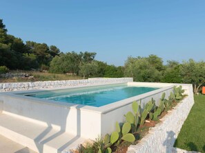 Alberca techada y alberca al aire libre