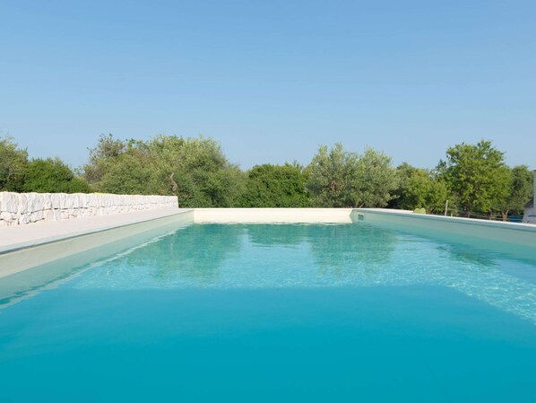 Alberca techada y alberca al aire libre