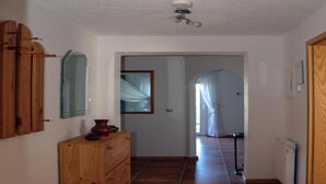 A hallway with a wooden dresser, a mirror, and a radiator. - Ferienwohnung Festungsblick in Pirna (Pirna)