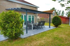 Outdoor dining - Coastal Bungalow w/ Garden (Breskens)