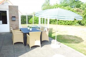 Outdoor dining - Bungalow in Breskens near the Beach (Breskens)