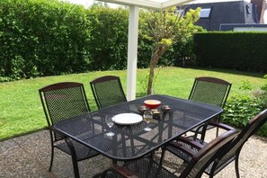 Outdoor dining - Holiday Home in Breskens near Beach (Breskens)