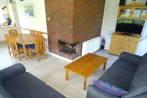 Smart TV, fireplace