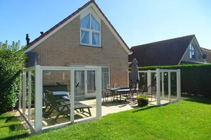Outdoor dining - Bungalow in Breskens near Beach & Lighthouse (Breskens)