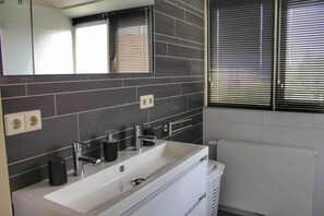 Shower - Peaceful Coastal Bungalow (Breskens)
