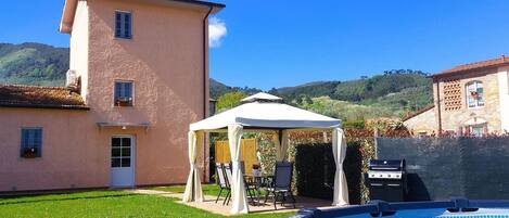 Hus | Basseng | Innendørsbasseng og utendørsbasseng