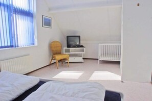 3 bedrooms, travel cot, free WiFi - Beachside Retreat w/ BBQ (Breskens)